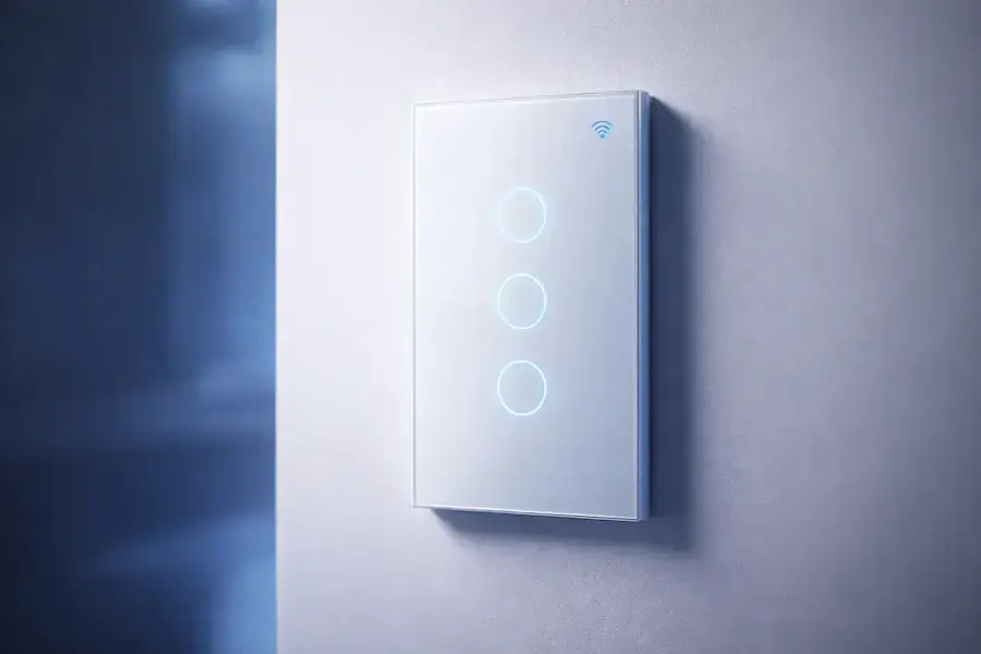 Interruptor inteligente Intelbras EWS 1003 branco, painel touch de vidro, com 3 botões iluminados, em ambiente futurista de casa inteligente.